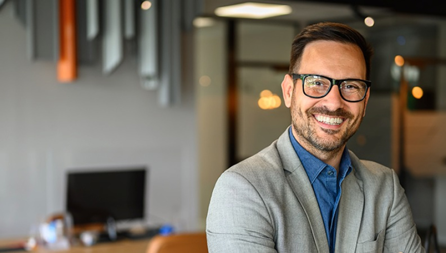 Quadro de avisos de condomínio com gráfico financeiro em queda e post-its de alerta