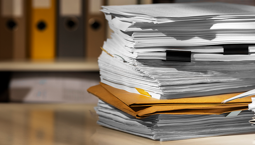 Estante com pastas organizadas e ícones digitais de documentos flutuando acima