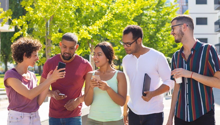 Síndico usando tablet para gerenciamento de condomínio com moradores conversando ao fundo