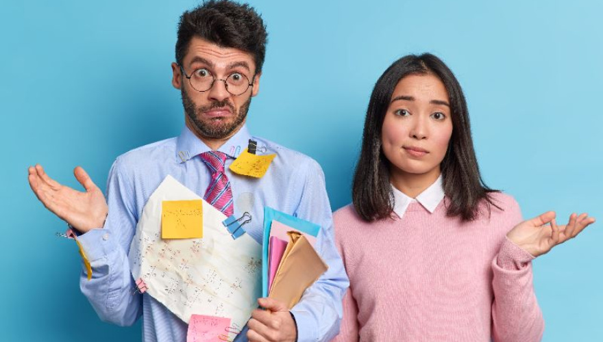 Síndico preocupado com papéis e planilhas desorganizadas em mesa de escritório moderno