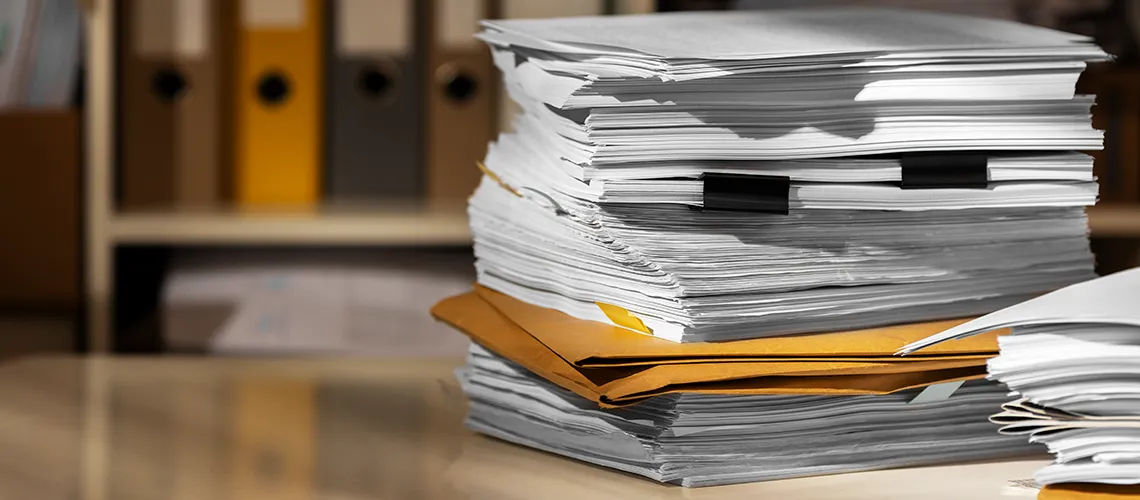 Estante com pastas organizadas e ícones digitais de documentos flutuando acima