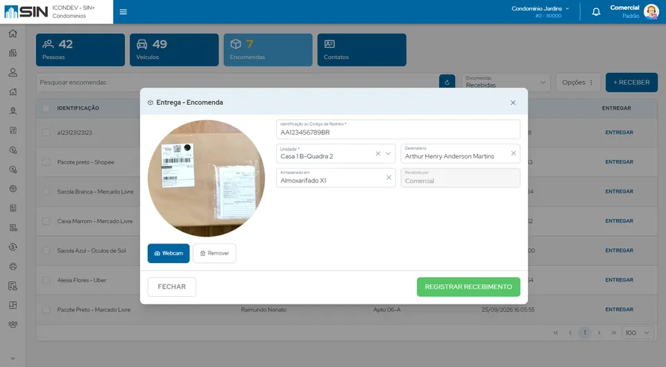 Tela de encomendas da portaria no SIN+ com a janela de entrega: foto do pacote, código de rastreio, unidade, destinatário e local de armazenamento (imagem ilustrativa)